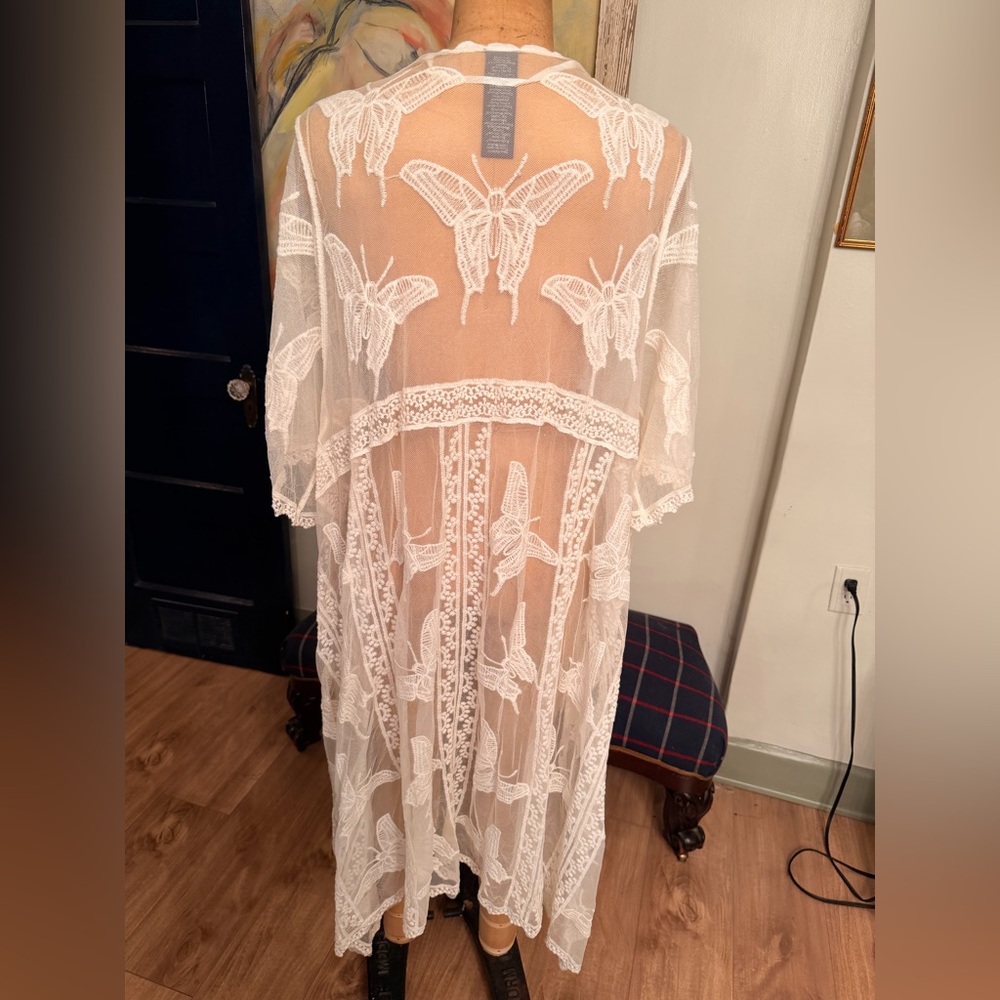 Vince Camuto White Sheer Butterfly Robe
